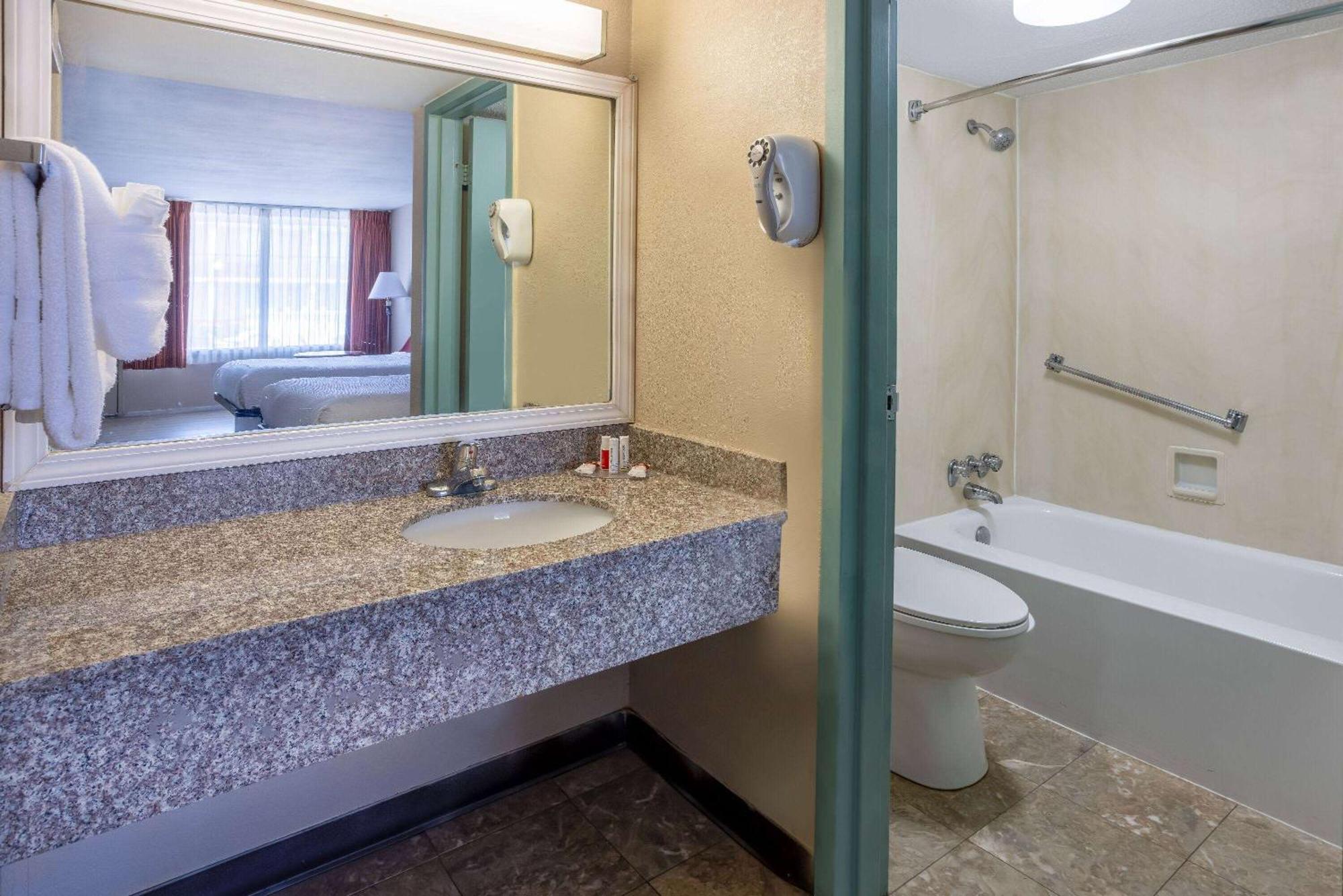 Ramada By Wyndham Rome - Verona Kültér fotó