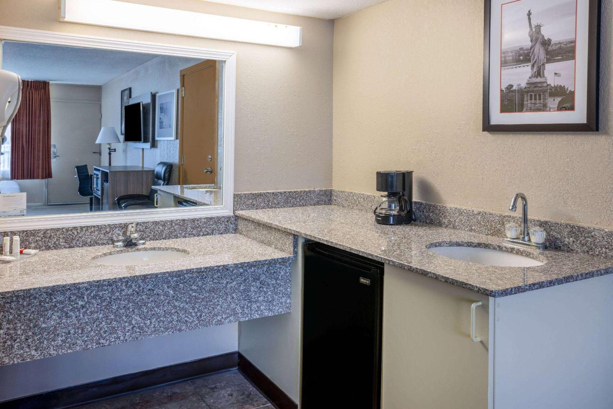 Ramada By Wyndham Rome - Verona Kültér fotó